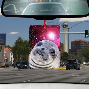 Unbeholfener Robbenwelpe im Weltraum Lila Nebel Niedliches Tier Erste Robbe im Weltall Auto-Lufterfrischer-Anhänger für Rückspiegel Einzigartiges Geschenk