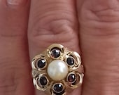 14kt gold ring set with a pearl and 6 garnets