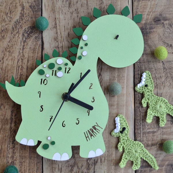 Orologio di dinosauro in legno personalizzato, arredamento per la scuola materna, arredamento per la camera dei bambini, tema dinosauro, orologio da terra.