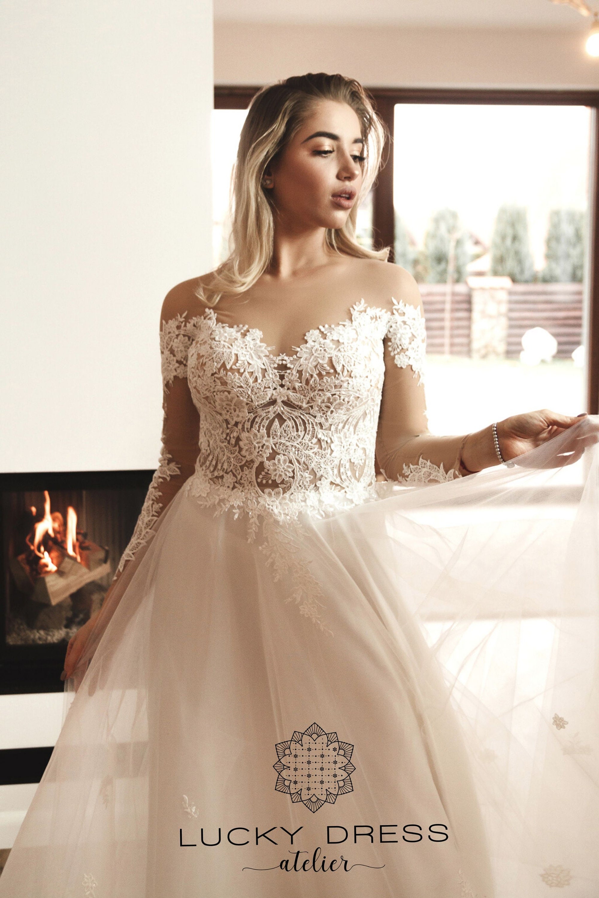 Ready to Ship Wedding Dress US 4 / Lace 