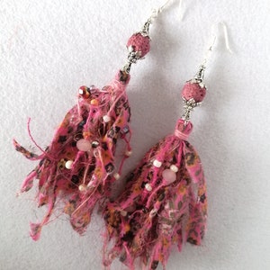 boho tribal fusion örhängen, långa örhängen, romantiskt hängande, rosa färg, olika pärlor, lila, textilkonst, tygårhängen
