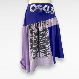 Kjol upcycling t-shirts, oakley omarbetad, t-shirts upcycling outfit, kjol made by tshirt, upcycling sport, flow 2000, y2k
