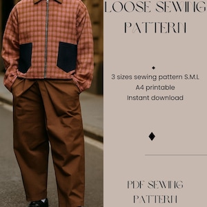 Puede incluir: Una persona con una chaqueta a cuadros marrón y rosa con bolsillos negros y pantalones marrones. La imagen incluye el texto "JOGGER LOOSE SEWING PATTERN" y detalles sobre tallas y opciones de descarga.