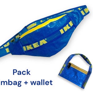 Può includere: Una marsupio blu e gialla e un portafoglio abbinato blu e giallo. Entrambi gli articoli sono realizzati con sacchetti di plastica riciclati e presentano il logo IKEA.