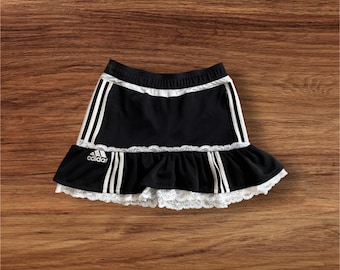 Adidas upcycling skirt, adidas reworked, adidas upcycling outfit, skirt adidas lace, coquette core, upcycling sports, flow 2000, y2k