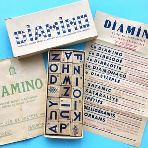 Könnte beinhalten: Vintage Diamino Gesellschaftsspiel mit Holzbuchstaben in einer Schachtel, Spielanleitung und Deckel. Die Schachtel und Anleitung haben ein Retro-Design mit dem Spielnamen.