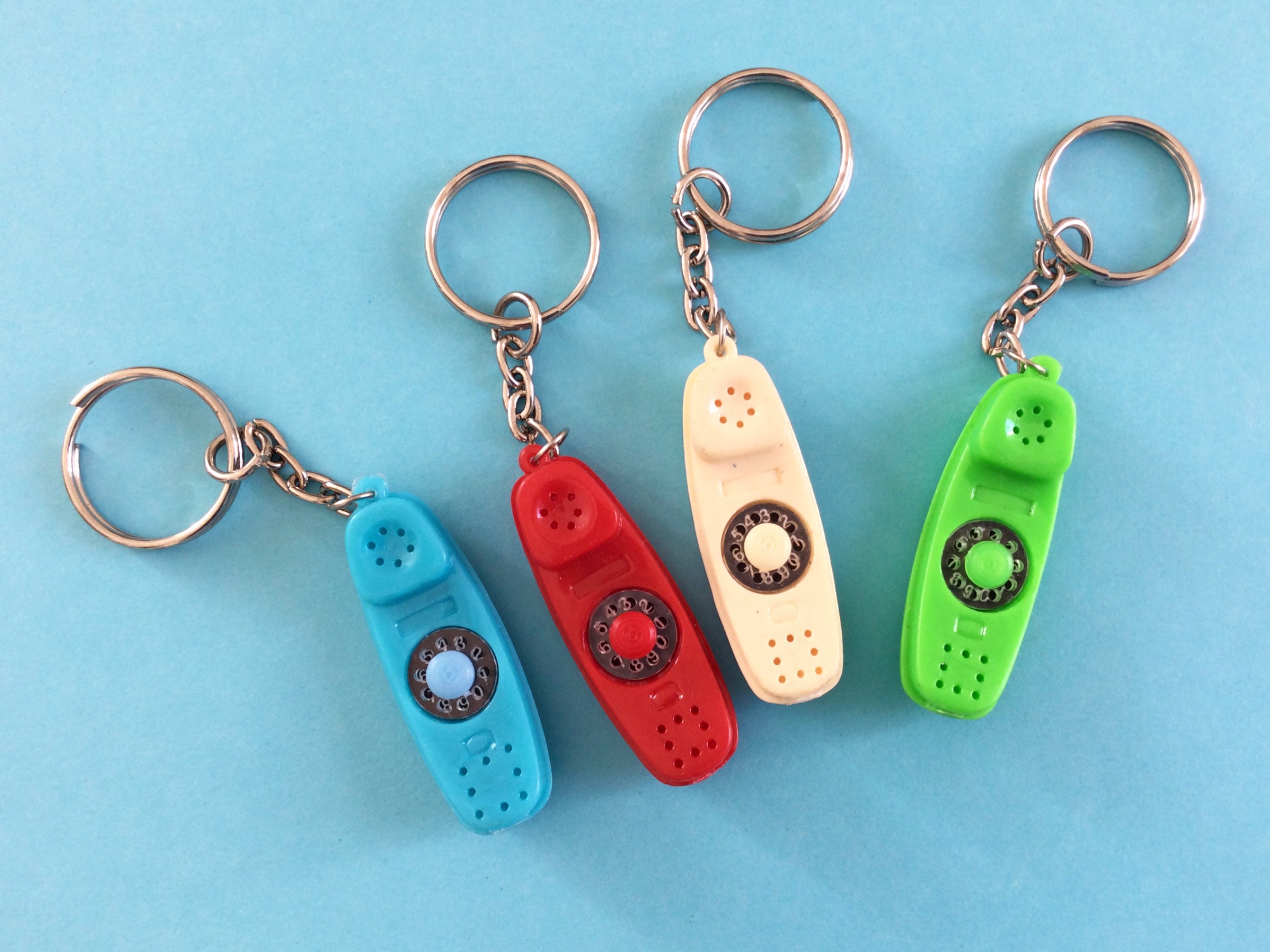 ヴィンテージ回転式電話キーホルダー：80年代風ノベルティキーリング