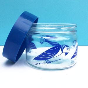 Glazen voorraadbus, blauwe parkieten, bijpassend deksel, pot vogelzaad, jaren 70 design, vintage keuken, housewarmingcadeau, blauwe keuken