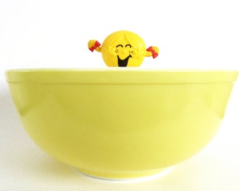 Pyrex Primary mixing bowl, #404 in yellow, Made in USA, classic vintage kitchenware, Mother's Day gift, yellow Pyrex bowl, yellow kitchen