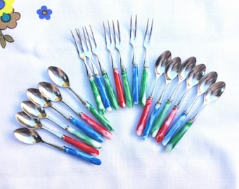 Vintage aperitiefvorken of -lepels, gemarmerd bestek, retro feestprikkers, roestvrij staal en plastic