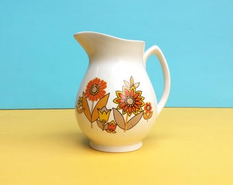 Vintage Milchkännchen / Sahnegießer mit hübschen Blumen, orangem und gelbem Flower Power Design, hergestellt in Portugal, Gesol Keramik, Einweihungsgeschenk