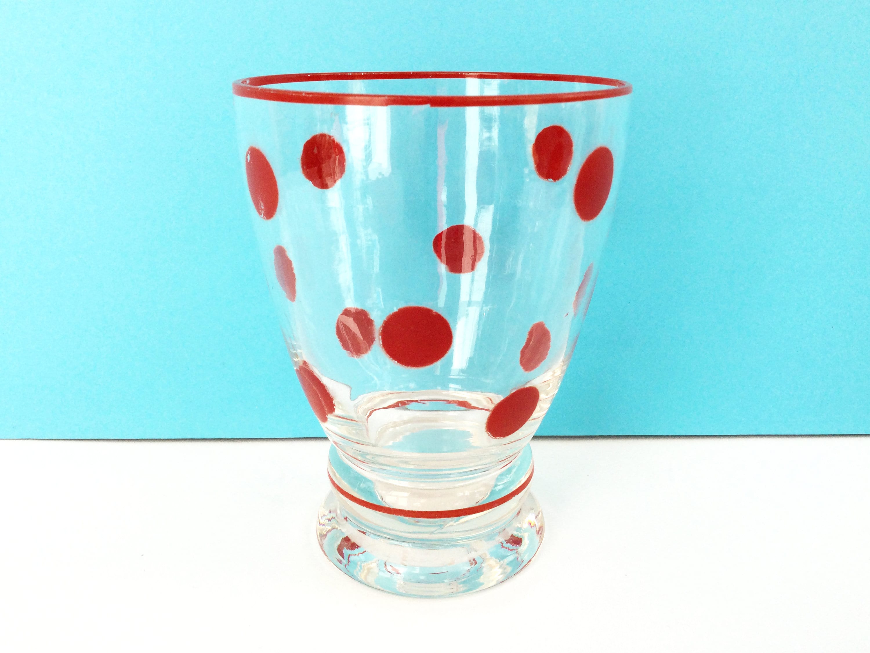 Vintage rotes Tupfenfußglas für alkoholfreie Getränke, Smoothies, Eislimonaden, Milchshakes usw., Küchengeschirr aus der Mitte des Jahrhunderts