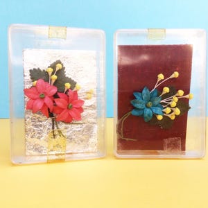 Vintage hoeden, 2 boeketten in dozen, blauwe of roze bloemen, gele stampers, nieuwe oude voorraad, voor hoeden, knutselen, kaarten maken, geschenken