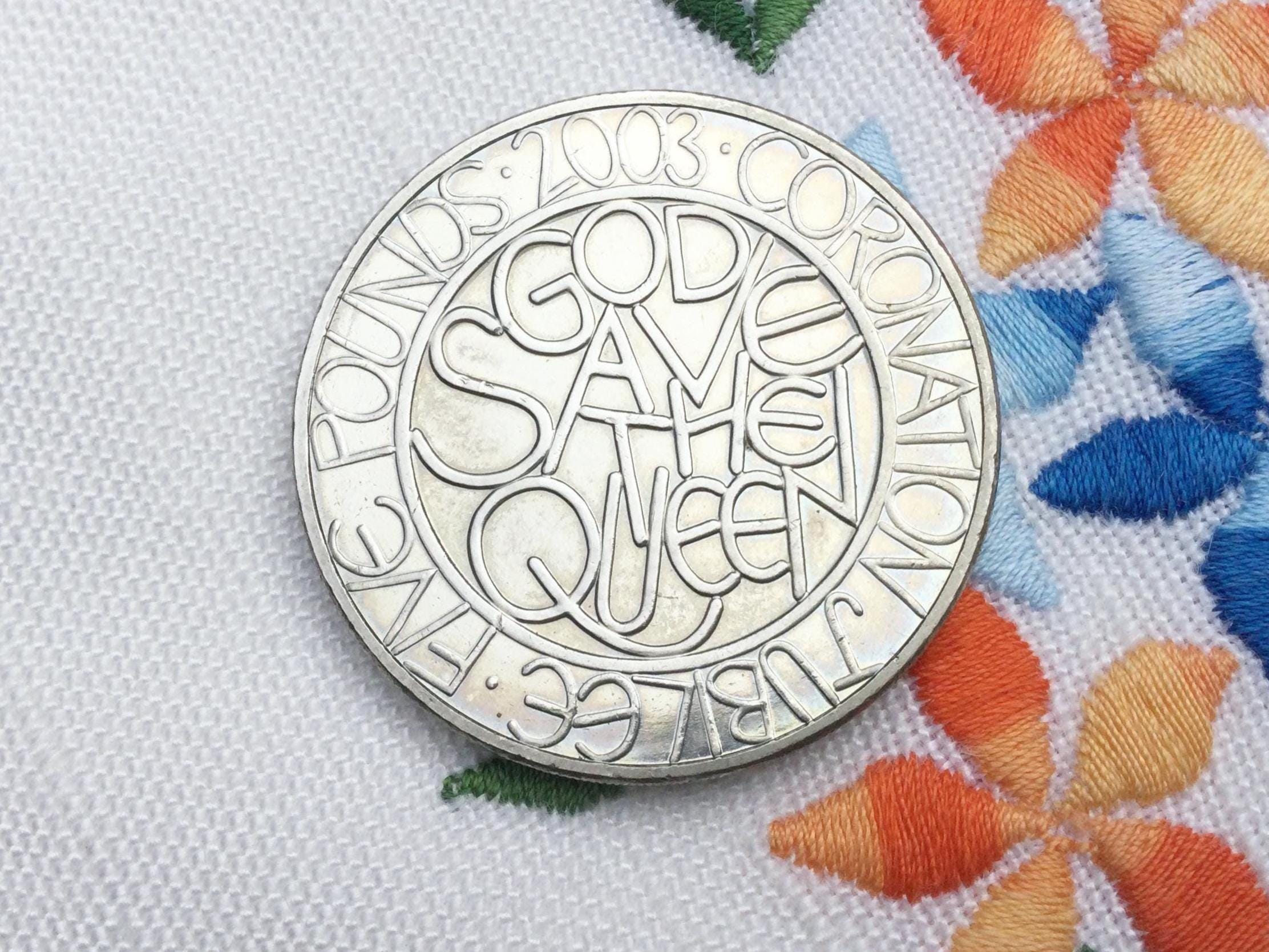 エリザベス2世女王のコイン:2003年戴冠記念、英国5ポンド硬貨 エリザベス2世女王のコイン:2003年戴冠記念、英国5ポンド硬貨