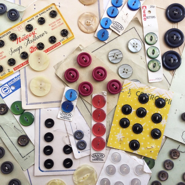 Lotto di bottoni vintage, diverse misure e colori, piccoli e grandi, su cartoncini originali, più bottoni automatici