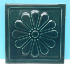 Teal blaue Keramikfliese, Gänseblümchenblume im Relief, dekorative Fliese für Wohndekor, 1960er Jahre Fliese von Ceres Portugal