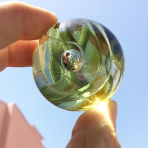 Grande bille oeil de chat vintage, 1,5&quot;/4 cm, Bille de verre avec veines vertes et jaunes, Billes de verre de collection, Cadeau d&#39;anniversaire en verre