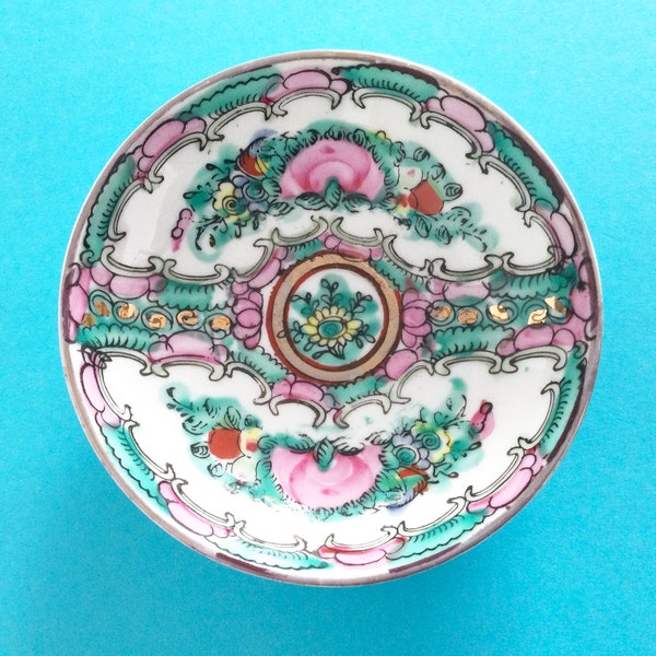 bibelot vintage, petit bol en porcelaine de Chine, plat en forme d'anneau, pivoines et fleurs de chrysanthème, fabriqué à Macao, cadeau pour la fête des mères