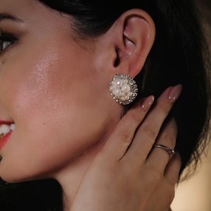 Pearls clip on. Rhinestone pearl clip on. Bridal fake earrings