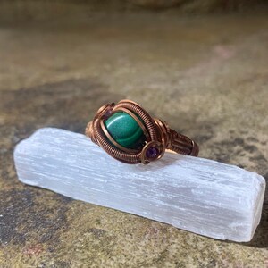 Anneau de cuivre enveloppé de fil de malachite avec améthyste Taille 13.5
