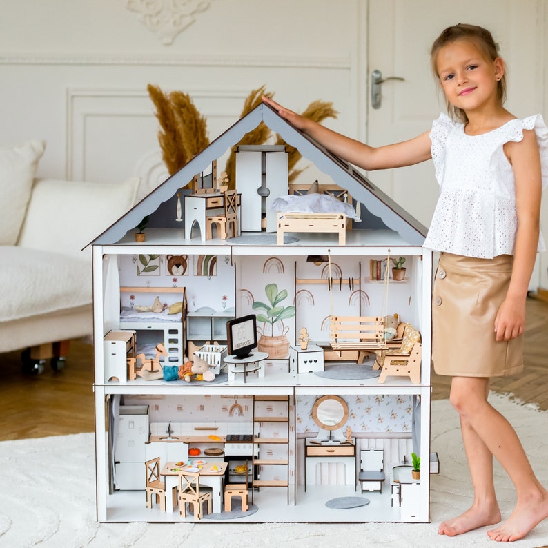 Grande casa delle bambole bianca in legno con soppalco, altalena e balcone, adorabile casetta dei giochi con scale e scaletta immagine 2