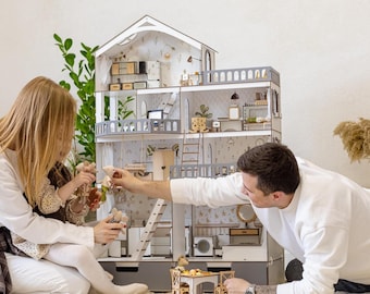 Casa de muñecas grande de madera gris y rosa para muñecas de tamaño mediano, casa de muñecas inspirada en Montessori, regalo de cumpleaños para niños que se convertirá en una reliquia familiar.