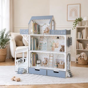 Könnte beinhalten: Ein mehrstöckiges Puppenhaus aus Holz mit blauem Dach, weißen Wänden und zwei unteren Schubladen. Das Innere umfasst Bücherregale, Leitern, kleine Stühle und Miniaturspielzeug wie Teddybären und eine Schaukel, ergänzt durch dekorative Tapeten.