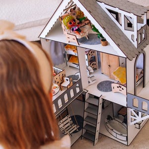 Mini Cottage-poppenhuis van NestWood - speelhuisje met 3 verdiepingen en designbehang schommelbank woonkamermeubels - schaal 112