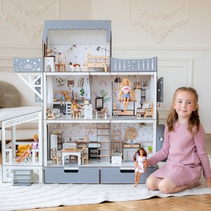 Groot grijs poppenhuis met terras en balkon - modern poppenhuis voor kinderen met meubels - perfect kerstcadeau voor een kind