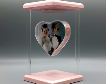 NEWTON™ HEART - Elevate Your Love with the Original Gravity-Defying Vintage Photo Frame | Magnetic Floating Picture Display for Mother's Day