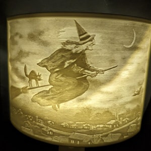 Vintage Halloween Postkarte Hexe, die nachts auf ihrem Besen fliegt Nachtlicht 3D gedrucktes Lithophan