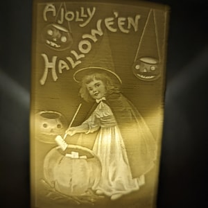 Postal vintage de Halloween una pequeña bruja colocando una carta en una luz nocturna de calabaza Litofanía impresa en 3D