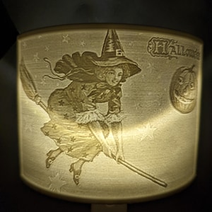 Vintage Halloween Postkarte einer Hexe, die auf ihrem Besen unter einem Kürbismond reitet, Nachtlicht 3D Gedruckt Lithophan