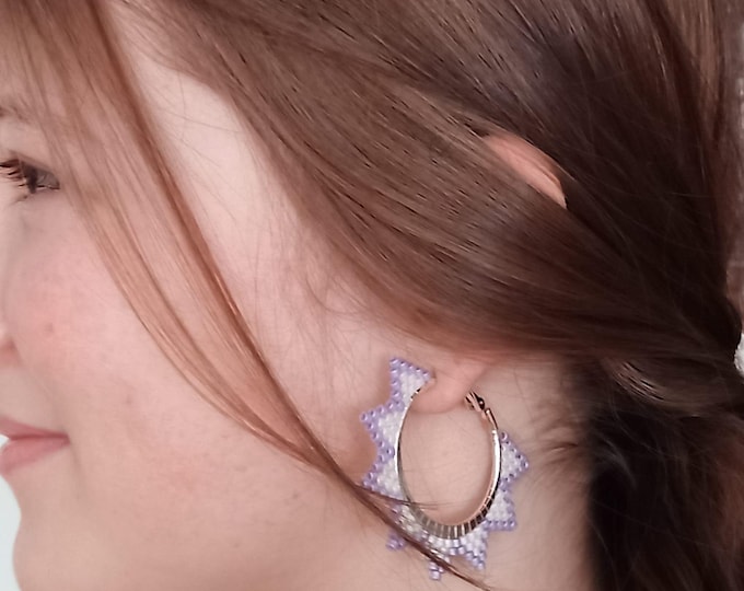 Lilac white Dino beads embroidered hoop earrings, hanging beads earrings, Perlenohrringe,