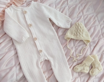 3pcs neutral newborn thick gauze organic cotton footed romper and woollen cable knitted warm socks and adjustable knitted hat,neugeborene