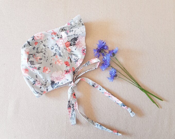 Grey floral Muslin double gauze baby bonnet, ruffled floral girl bonnet, brimmed floral grey girl bonnet, Musselin bonnet fur Neugeborene