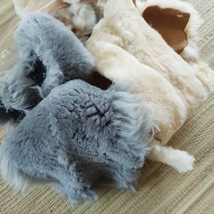 Stücke von Schaffell, Genuine Sheepskin fur scraps, sheepskin fur pieces, different size off white gray grey sheepskin scraps
