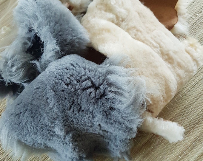 Stücke von Schaffell, Genuine Sheepskin fur scraps, sheepskin fur pieces, different size off white gray grey sheepskin scraps