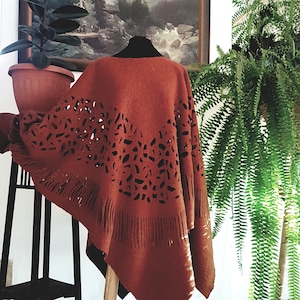 Elegant warm mustard Terracotta rustic woollen poncho with patterns, Damen woollen poncho, woman woollen shawl, gift for mother wool