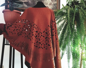 Elegant warm Terracotta rustic woollen poncho with patterns, Damen woollen poncho, woman woollen shawl, gift for mother wool