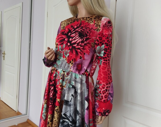 Red colorful floral woman dress, long elasticated cuffs midi length red purple dress, Damen Kleid