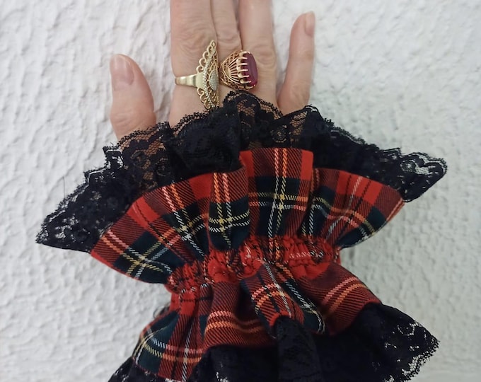 Ruffled detachable elasticated checked cuffs, extrawagand cuffs red tartan black lace, Damen Accessoires
