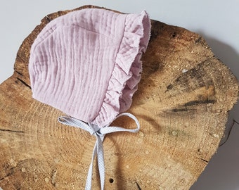 Musselin Neugeborene Kinder Leinen pink bonnet, ruffled triple gauze Muslin baby bonnet, dusty pink ruffled Muslin baby bonnet