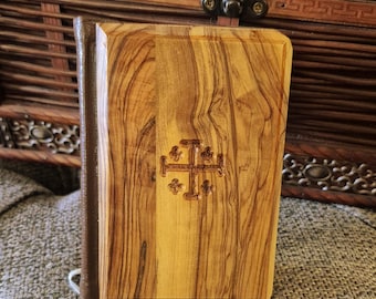 1952 Jerusalem Bethlehem Red Letter New Testament Bible Carved Olive Wood, vintage books