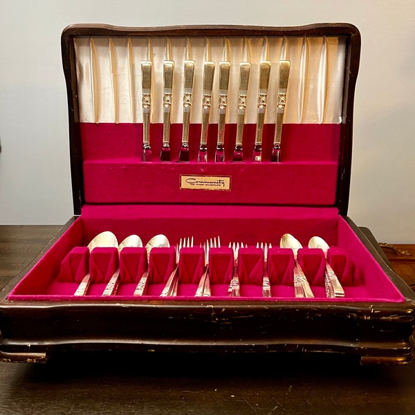 Vintage ONEIDA Community "Morning Star" Pattern 1948 Silverplate 52 Piece Set With Chest.  Service For 8.  DISCONTINUED.