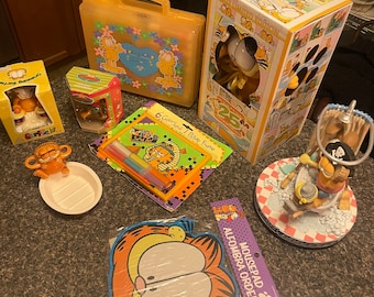 Rare GARFIELD lot #11 music box Rare Import Coloring set COMPLETE with case Figures & more