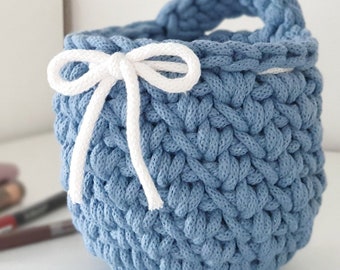 Crocheted hanging basket with handle, wall basket for bathroom, children's room, wardrobe, made with recycled cotton cord