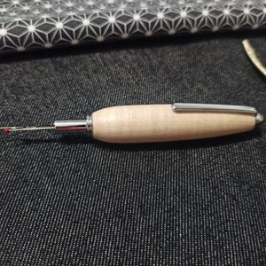 Découd-vite ou poinçon fait-main en bois d&#39;Érable ondé - outil pour découdre - accessoire mercerie original et artisanal