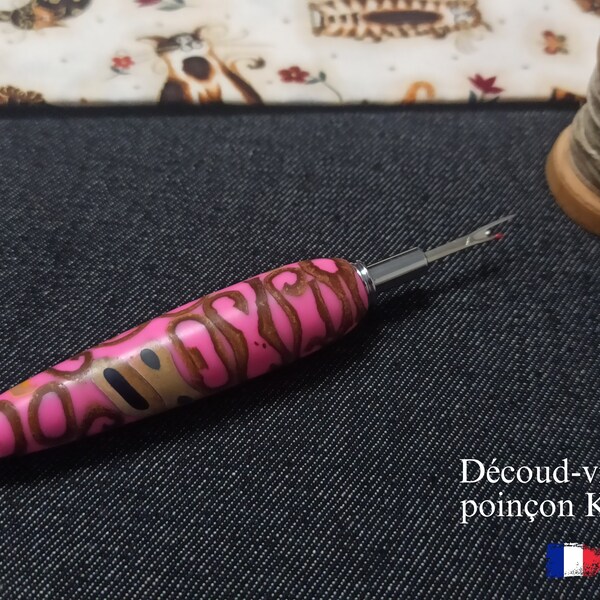 Découd-vite ou poinçon fait-main Kaneli en cannelle, crayons de couleur et résine rose