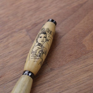 Penna a sfera in legno di bosso fatta a mano con incisione Girl Power / Possiamo farcela